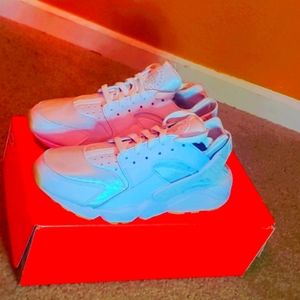 BRAND NEW NIKE AIR HUARACHE WHITE/PURE   PLATINUM CONTACT OR MESSAGE ME IF INTER